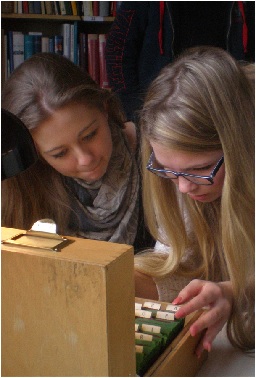 Chronik 2013 IHK Kartei mit Schülerinnen
